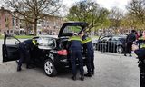 La police fouille deux voitures sur la Heemraadsplein à Rotterdam-Ouest.