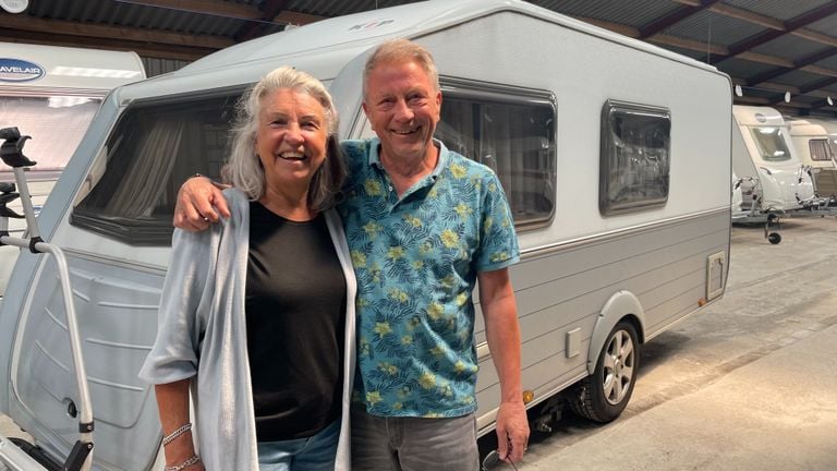 Jan et Edith prennent le temps de tout préparer avant le départ (photo : Imke van de Laar).