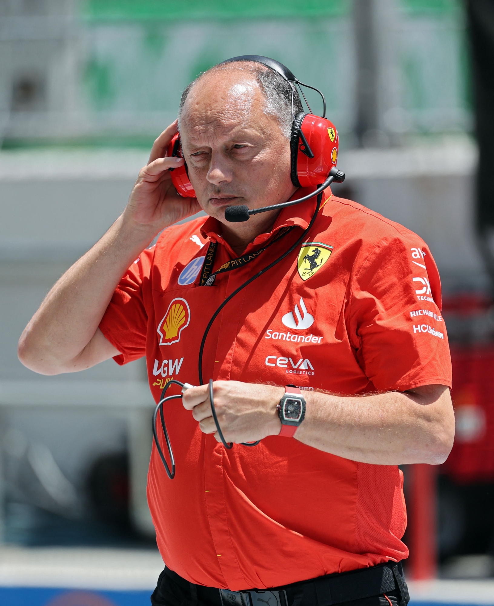 Le directeur français de l'équipe Ferrari, Frédéric Vasseur, est photographié lors de la troisième séance d'essais sur le circuit de Catalunya le 22 juin 2024 à Montmelo, dans la banlieue de Barcelone, lors du Grand Prix d'Espagne de Formule 1.  (Photo de Thomas COEX / AFP)