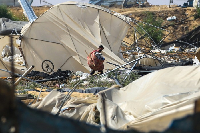 Des tentes détruites dans la « zone de sécurité » humanitaire d'Al-Mawasi après un raid israélien en juin
