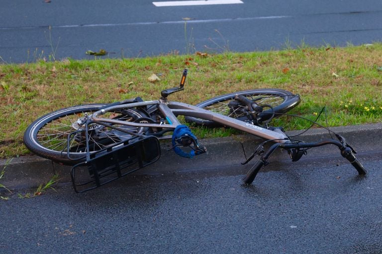 Après la collision à Best, le cycliste s'est retrouvé à plusieurs dizaines de mètres sur le chemin des déchets (photo : Sander van Gils/SQ Vision).