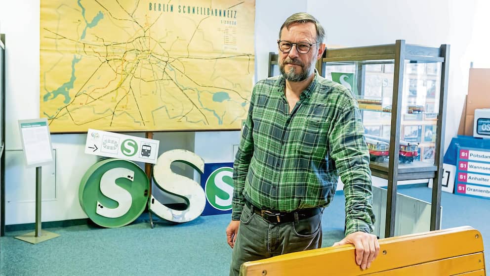 Udo Dittfurth devant un ancien plan du réseau de transport en commun rapide de Berlin dans les salles du musée du S-Bahn