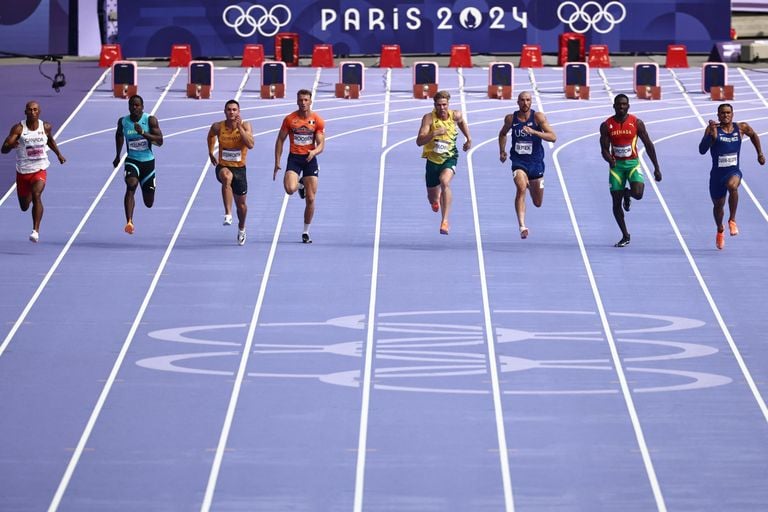 Sven Roosen (quatrième en partant de la gauche) en action sur 100 mètres à Paris (photo ; ANP 2024/Anne-Christine Poujoulat AFP).