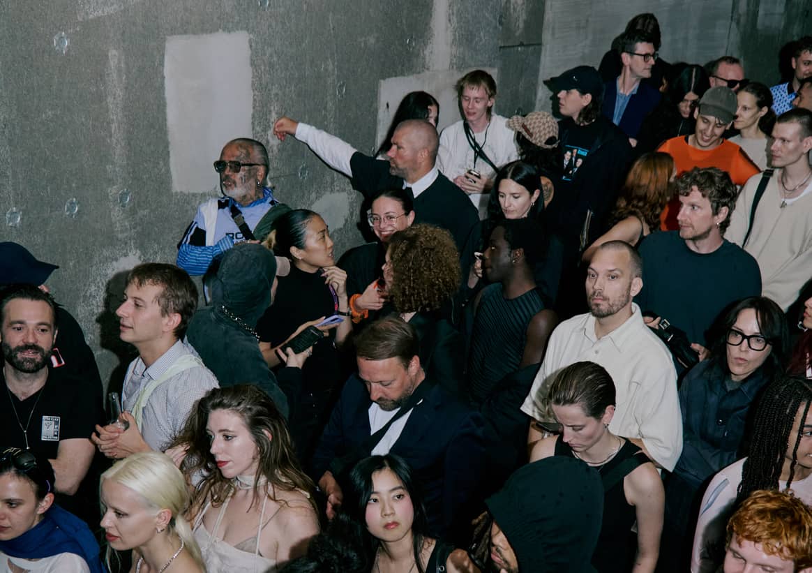 Foule à l’entrée du spectacle Anonymus Club