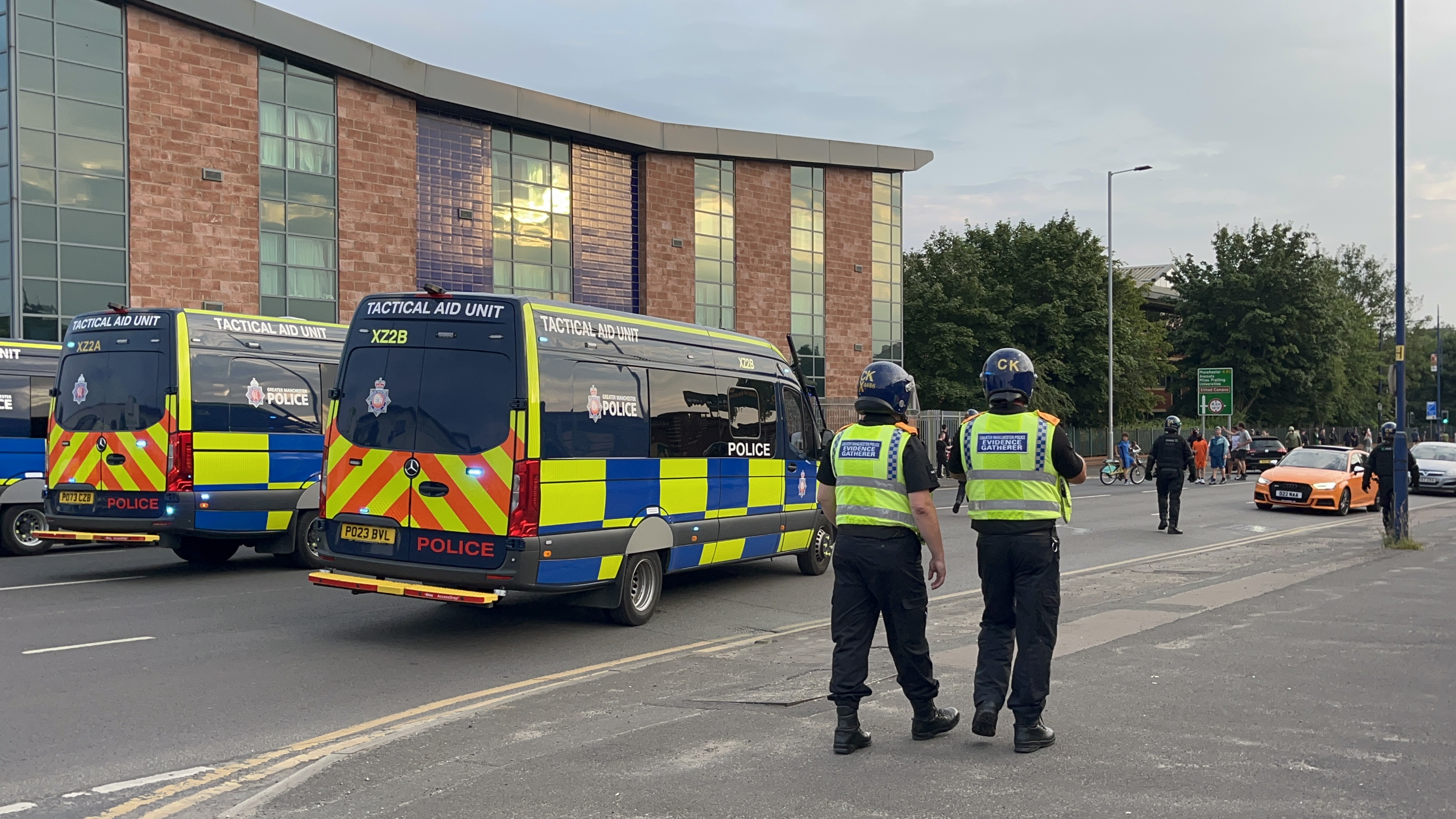 Une émeute a éclaté après une manifestation dans un Holiday Inn sur Oldham Road, à Manchester