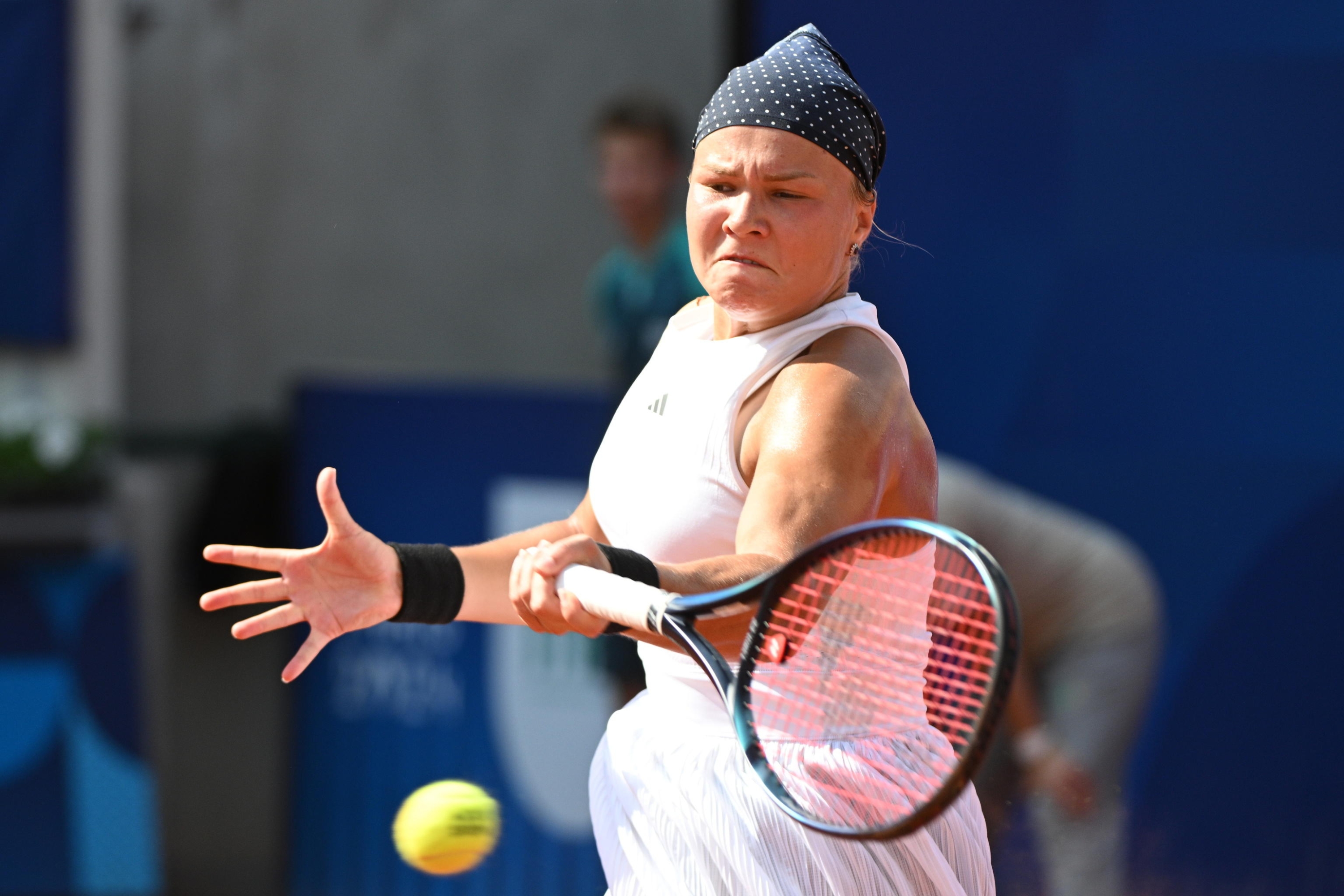 epa11519367 Diana Shnaider, de Russie, en action lors de leur match semi-fin des doubles féminins contre Cristina Busca et Sara Sorribes Tormo, d'Espagne, lors des compétitions de tennis des Jeux Olympiques de Paris 2024, à Roland Garros à Paris, France, le 02 août 2024. EPA/CAROLINE BLUMBERG