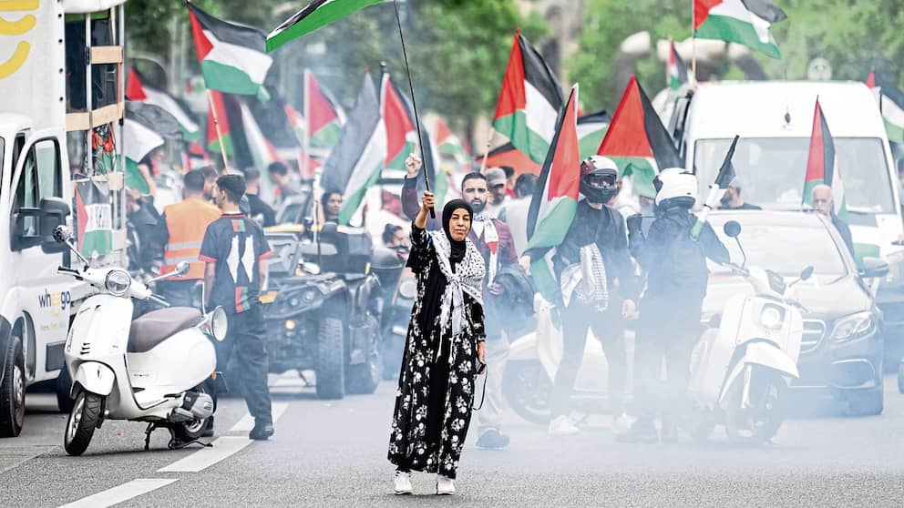 Environ 180 voitures ont formé le défilé pro-palestinien