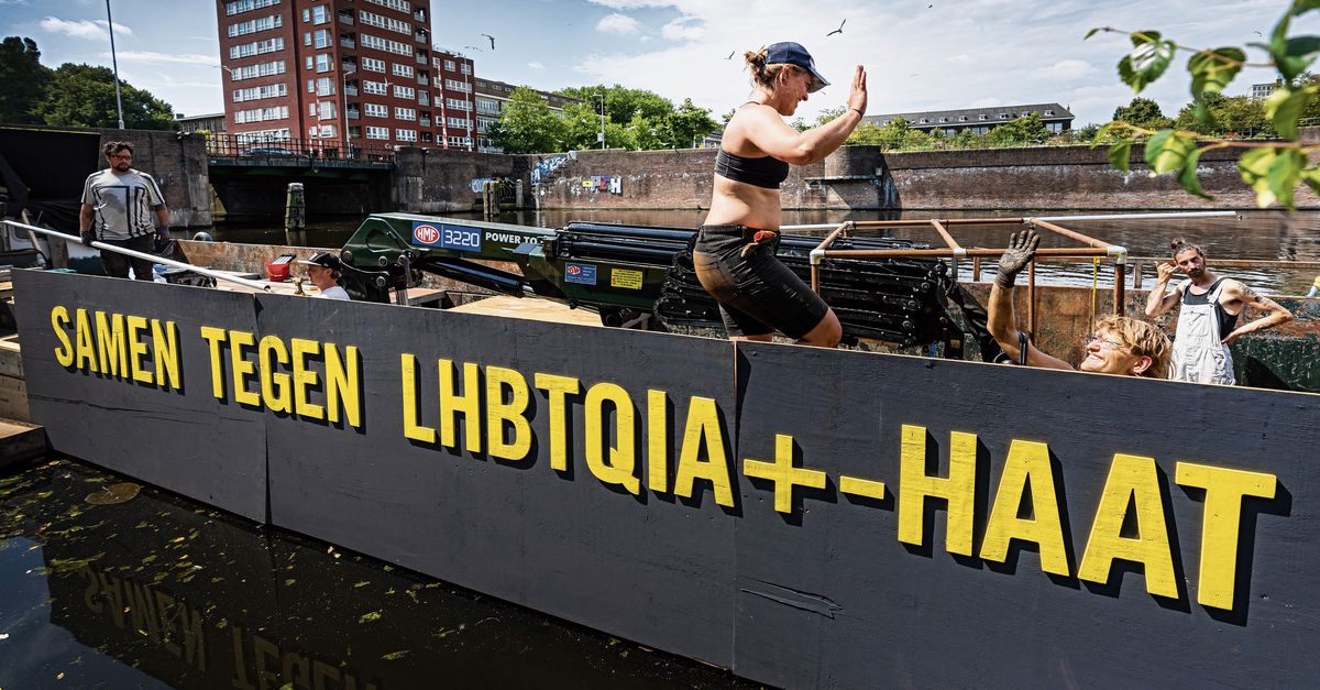 Un bateau vide sur le Canal Parade en guise de déclaration ?  Cela semble simple, mais ce n’est pas le cas