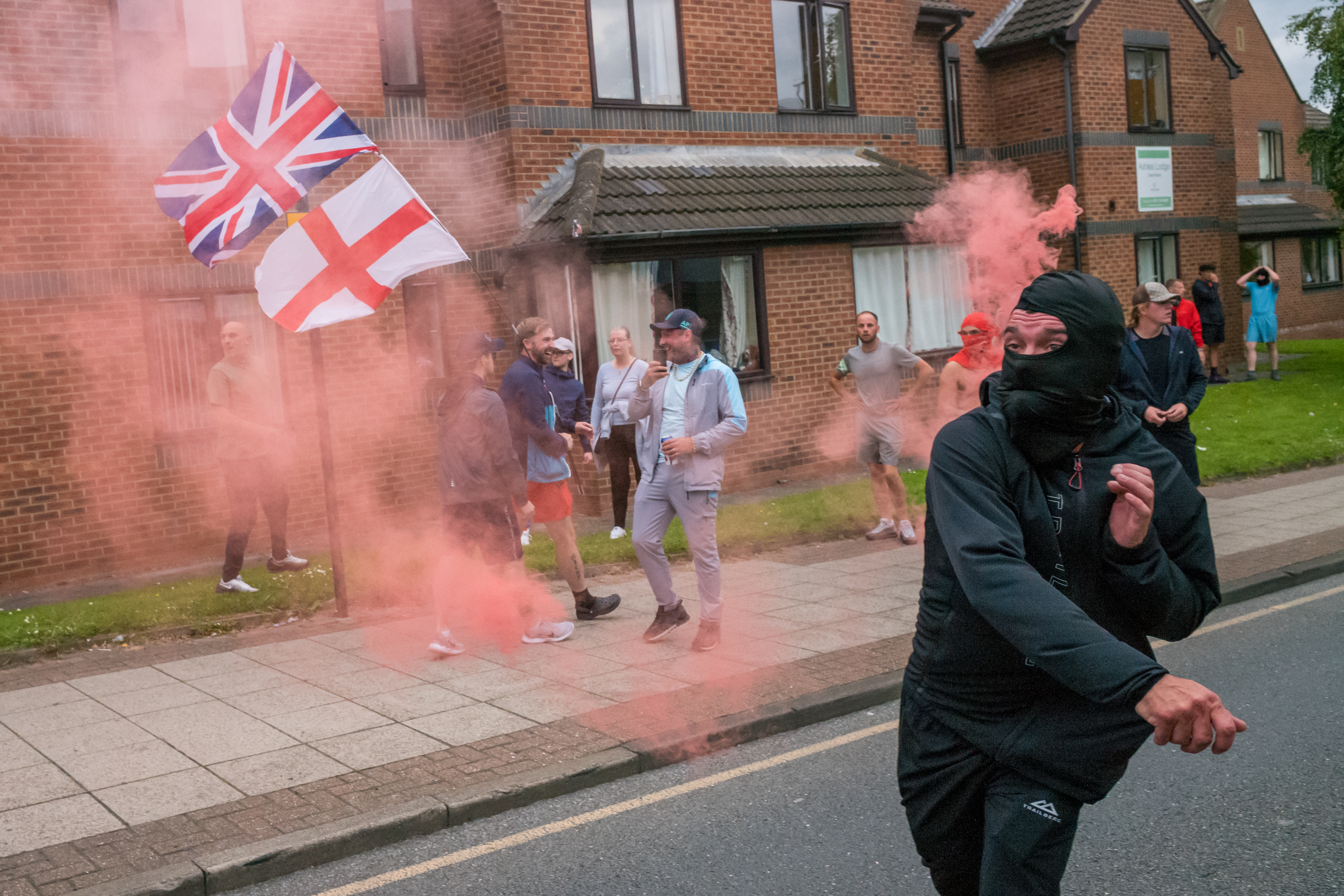 Les manifestants ont été violents envers la police et ont détruit des maisons et des voitures