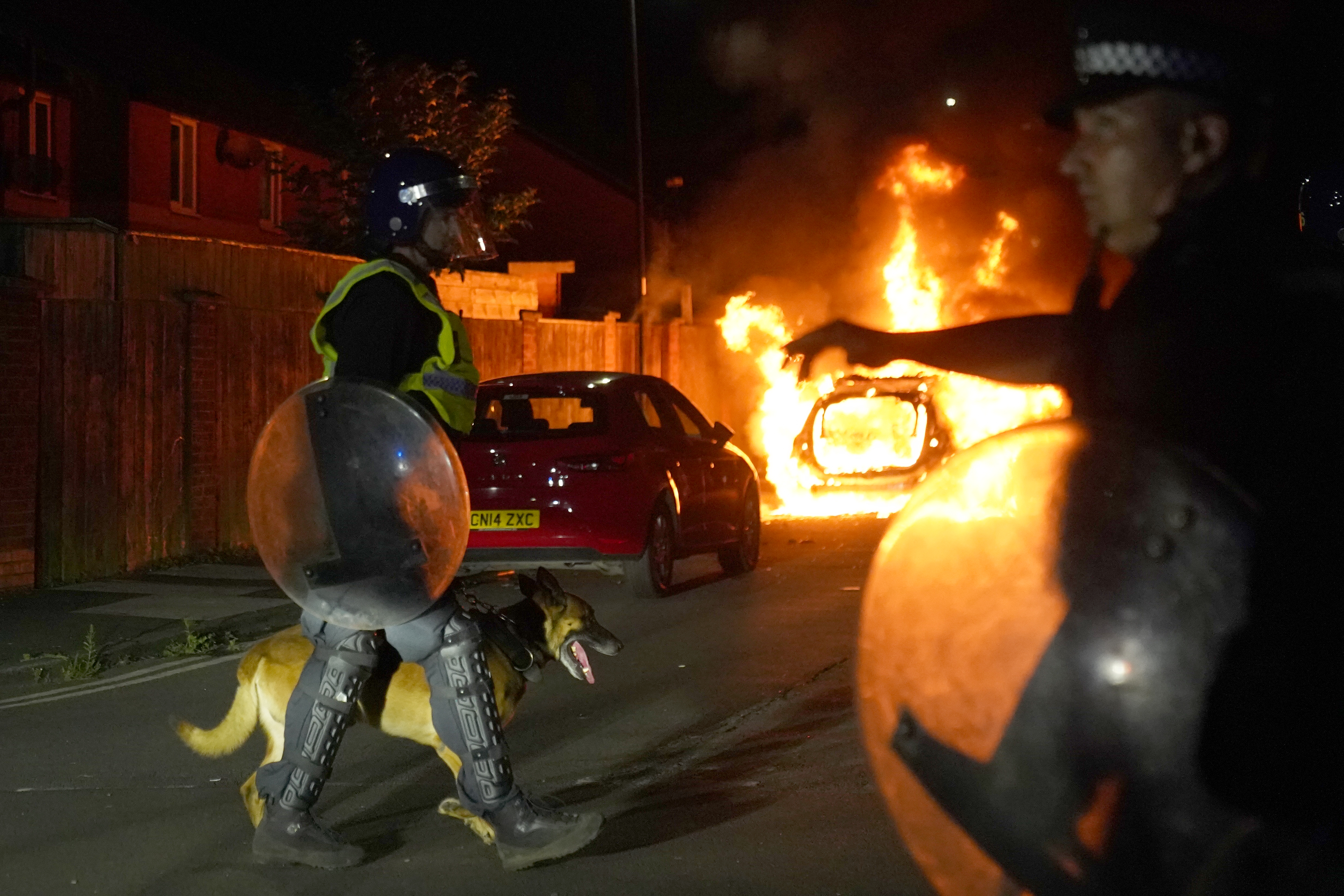 Une voiture de police a également été incendiée