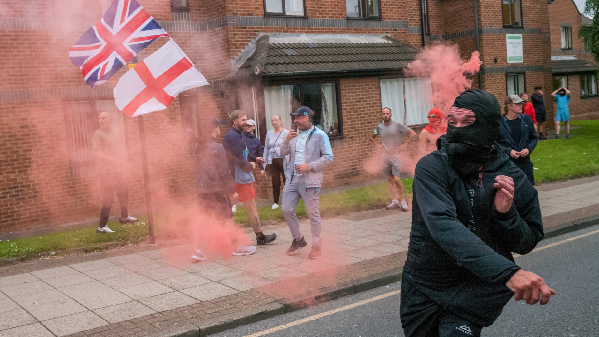 Pourquoi les gens font-ils des émeutes au Royaume-Uni ?