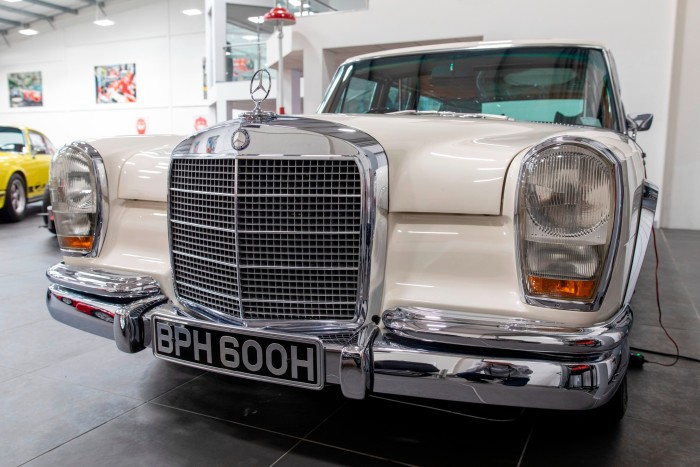 Une Mercedes Benz 600 Pullman, qui appartenait autrefois à John Lennon.