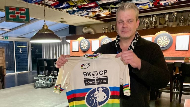 Ricardo Rens avec le maillot arc-en-ciel de Mathieu van der Poel de 2015 (photo : Erik Peeters).