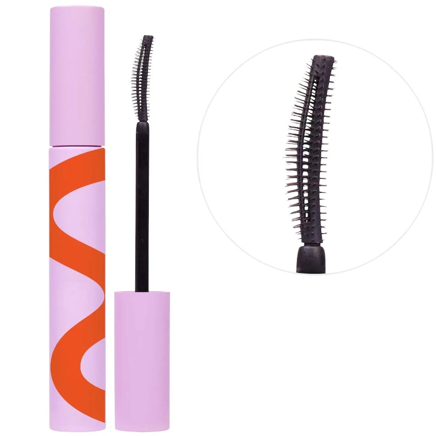 La star confie son regard glamour au mascara MakeWaves de Tower28 Beauty, illustré ci-dessus, qui utilise une technologie spéciale de recourbement des cils