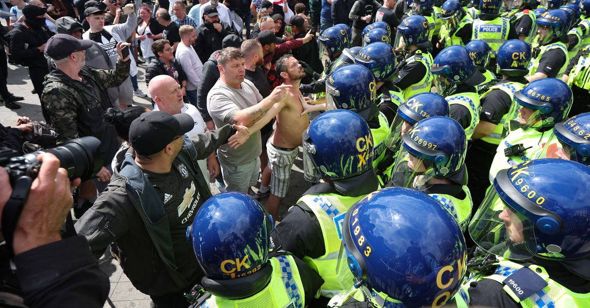 Plusieurs policiers blessés lors de nouvelles manifestations au Royaume-Uni