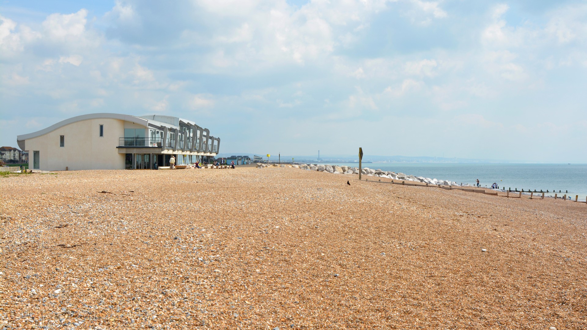 Le « plus grand village » d’Angleterre se trouve directement sur la plage, avec des pubs en bord de mer et des trains rapides en provenance de Londres