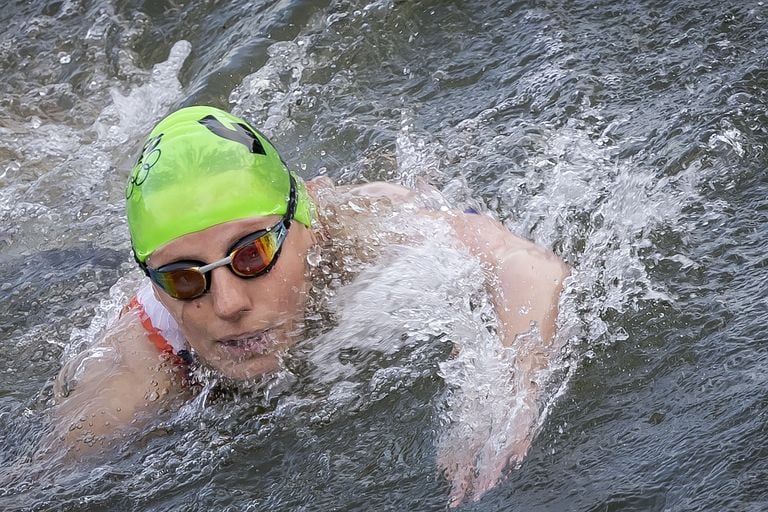 La triathlète Maya Kingma en action lors du triathlon individuel aux Jeux Olympiques (photo : ANP 2024/Robin van Lonkhuijsen).