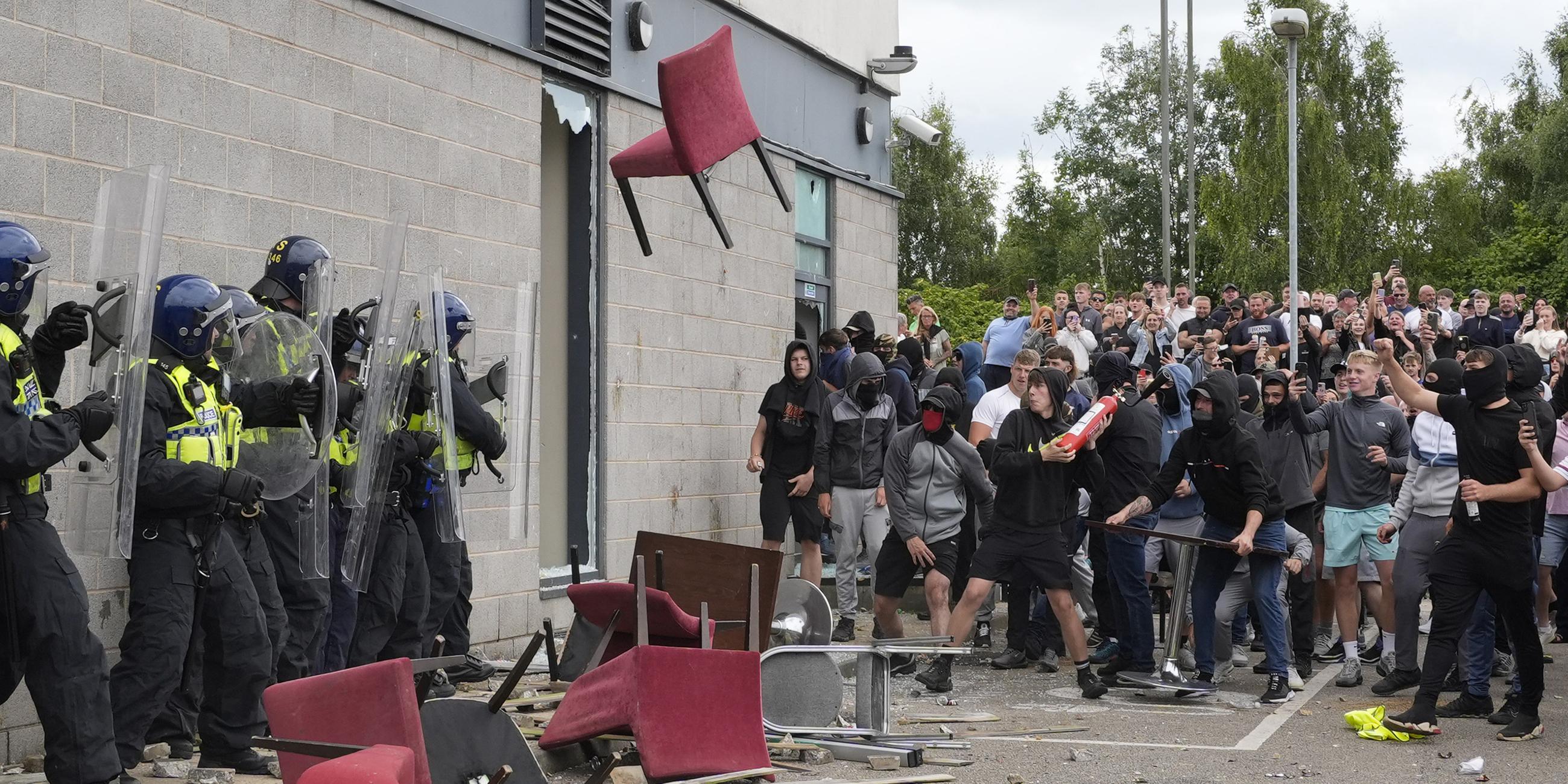 Des manifestants jettent une chaise sur des policiers à Rotherham