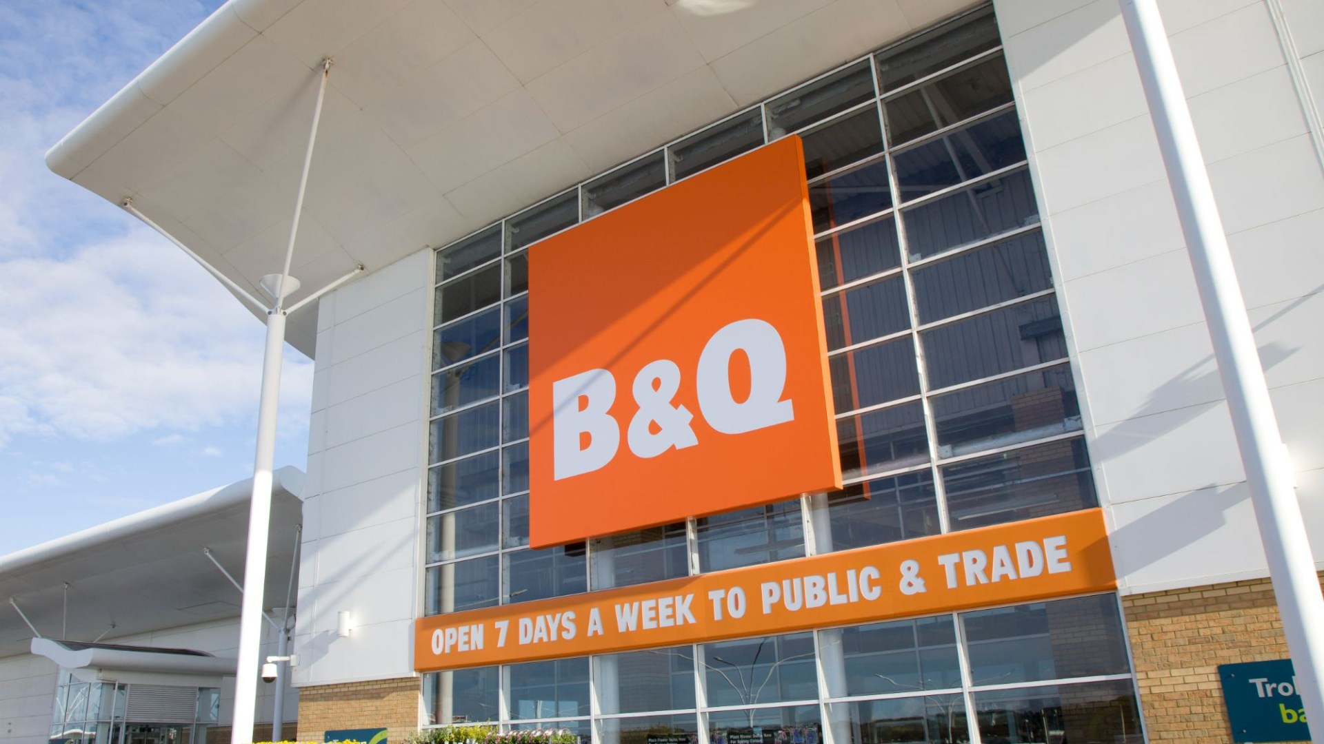 Les acheteurs de B&Q se précipitent pour acheter un essentiel d’été « parfait pour un petit jardin » en scannant les caisses pour seulement 10 £