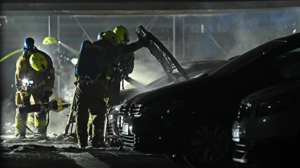 Plusieurs voitures sont éteintes par les secours