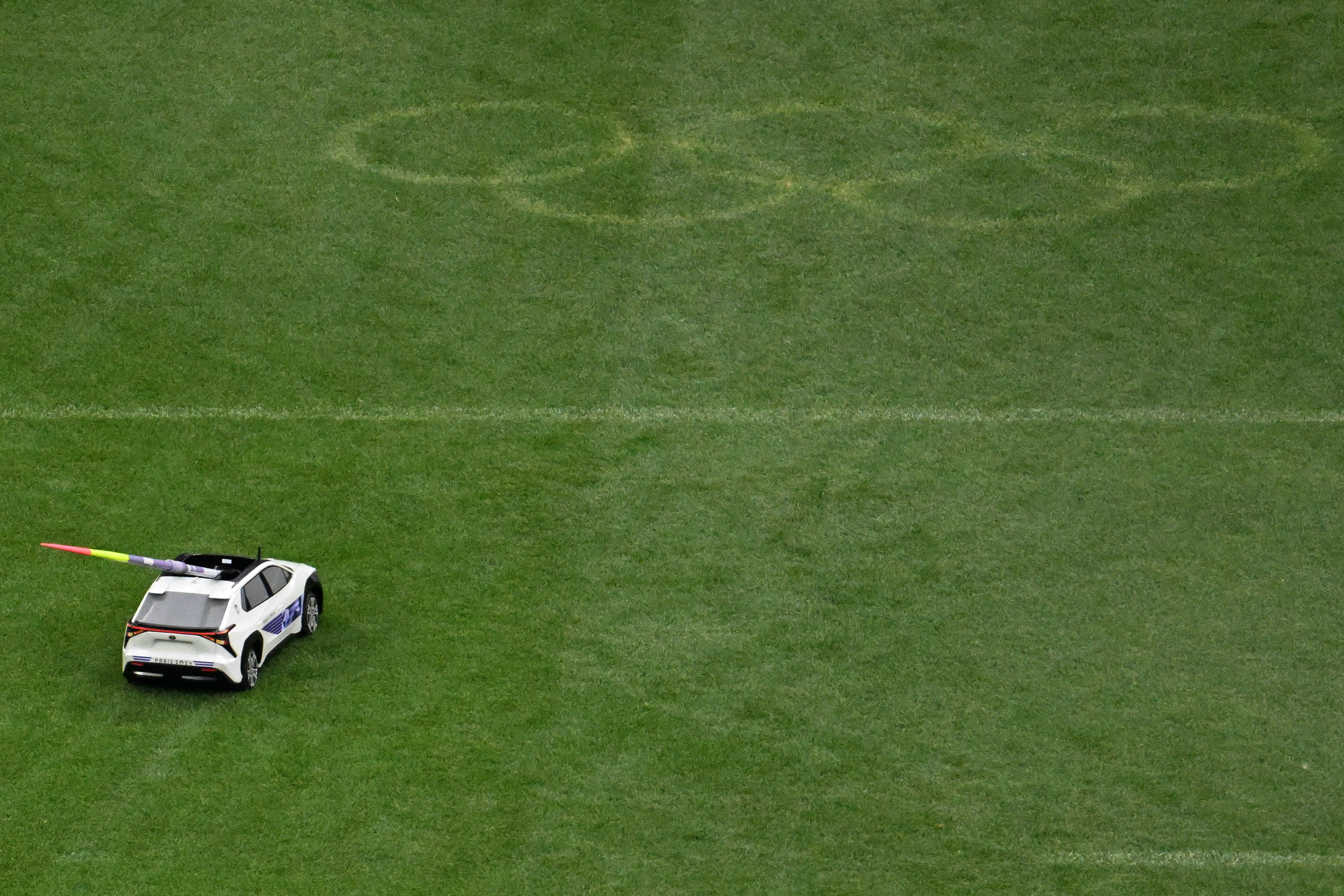 Les spectateurs de l'événement et les personnes présentes au Stade de France ont été stupéfaits de voir les javelots renvoyés par des cartes télécommandées