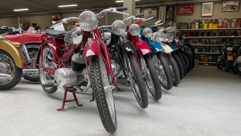 Il y a beaucoup de vieux cyclomoteurs (photo : Jos Verkuijlen).