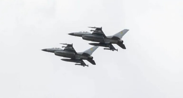 Une paire d'audacieux F-16 aperçus en train de survoler la ville d'Odessa