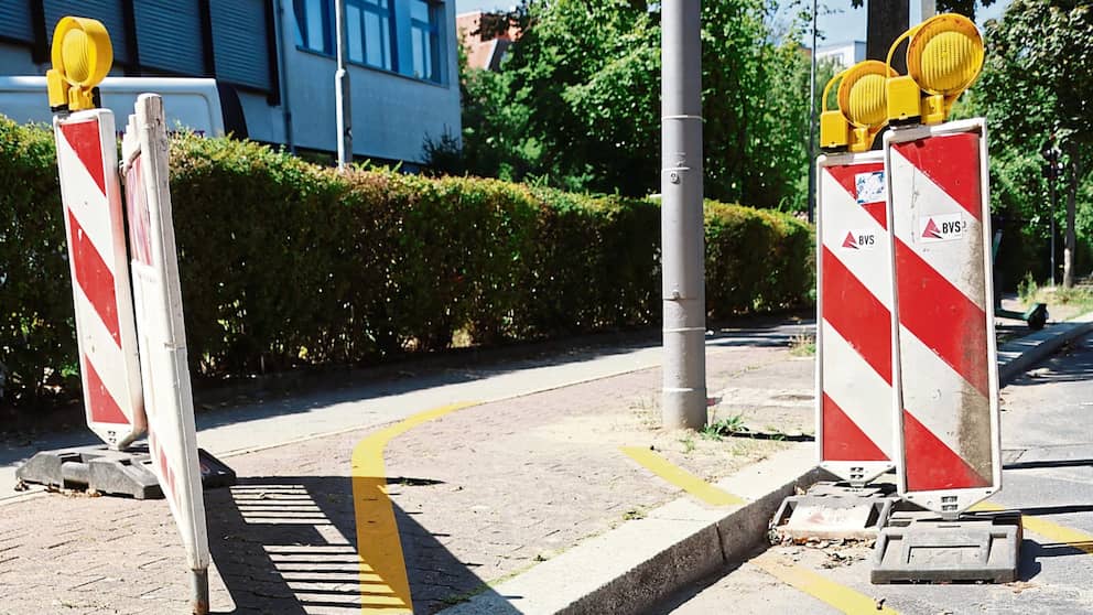 Bien que la piste cyclable soit balisée à cet endroit par des balises de guidage, le bord supérieur peut vite être négligé