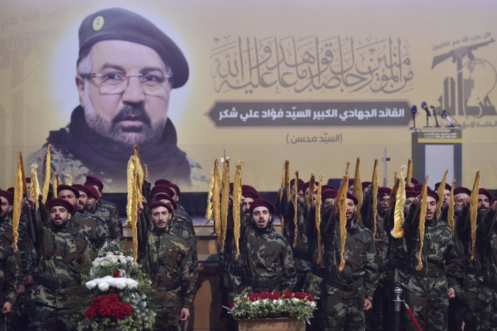 Des combattants du Hezbollah se rassemblent avant le cortège funèbre du défunt commandant supérieur du Hezbollah, Fuad Shukr, à Beyrouth, le 1er août 2024