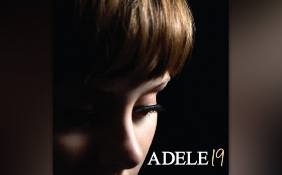 La voix puissante et claire d'Adèle peut faire pleurer même les hommes aguerris.  Sur la photo de couverture de "19" Elle se présente calme et apaisée...