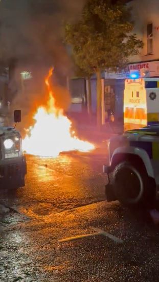 Plusieurs incendies ont été allumés dans la rue