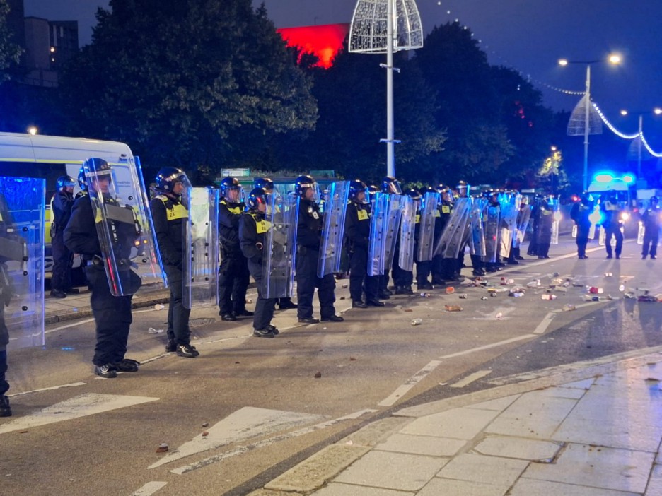 Les policiers anti-émeutes sont restés fermes alors que des missiles étaient lancés à Plymouth