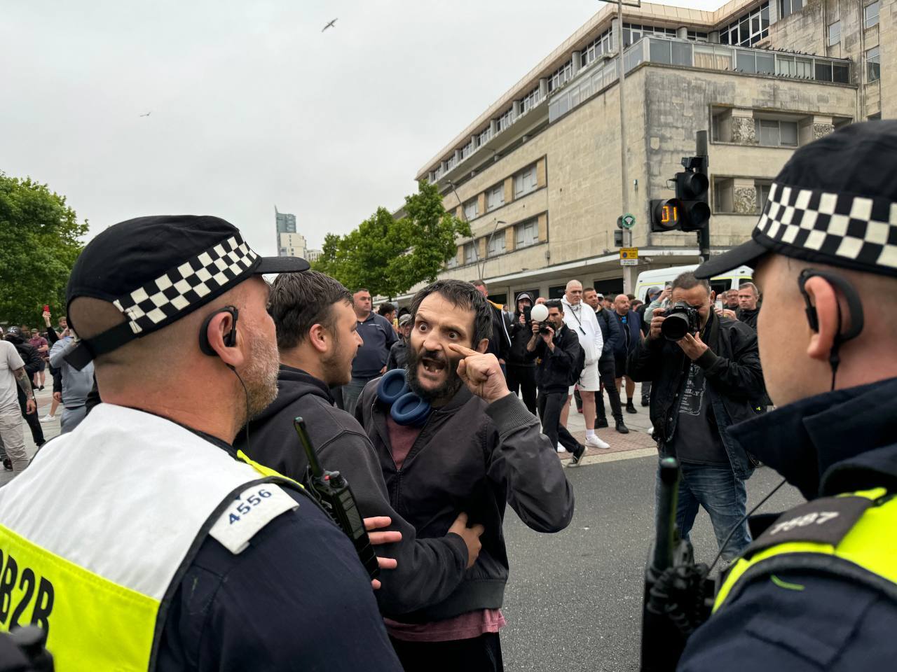 Les policiers ont séparé deux groupes opposés en formant des lignes