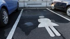 Place de parking dans un parking pour femmes