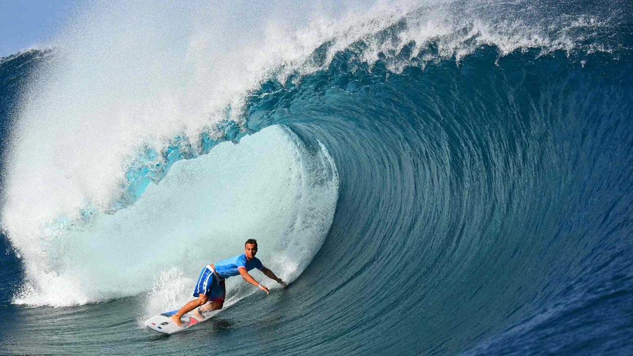 Un héros local remporte l’or olympique en surf