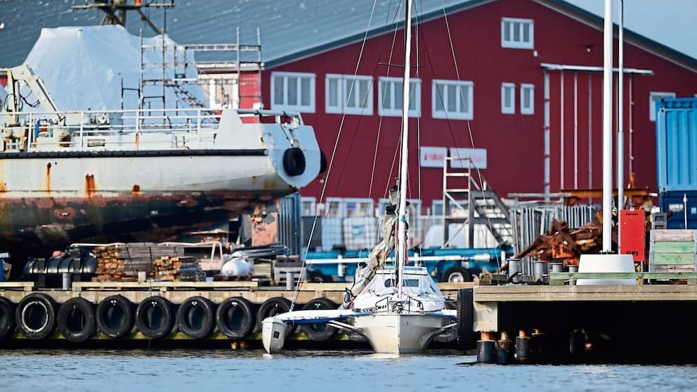 La police suédoise a confisqué le trimaran et l'a emmené dans un port