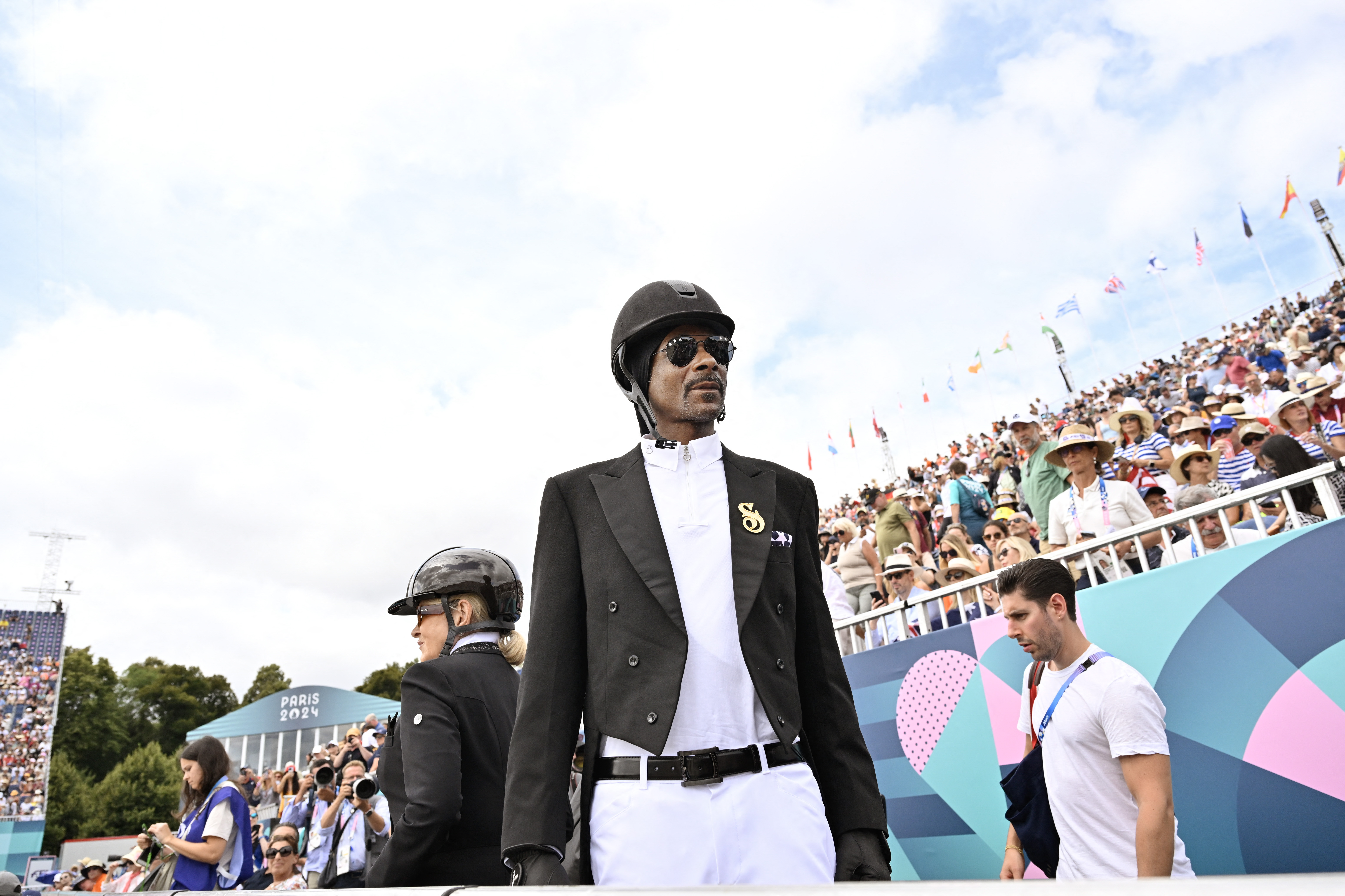 L'icône du rap est apparue partout à Paris, déguisée en cavalière lors des courses équestres
