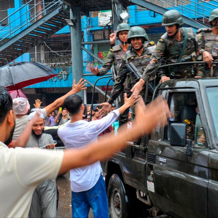 Au Bangladesh, les soldats serrent la main des manifestants plutôt que de poursuivre la répression