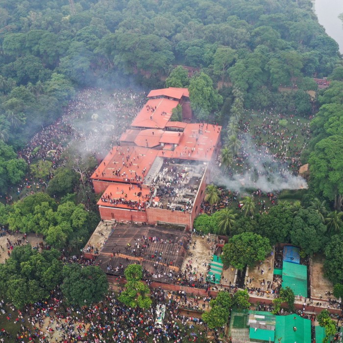 Une vue aérienne montre des manifestants anti-gouvernementaux prenant d'assaut le palais de la Première ministre déchue du Bangladesh, Sheikh Hasina, à Dhaka, lundi.