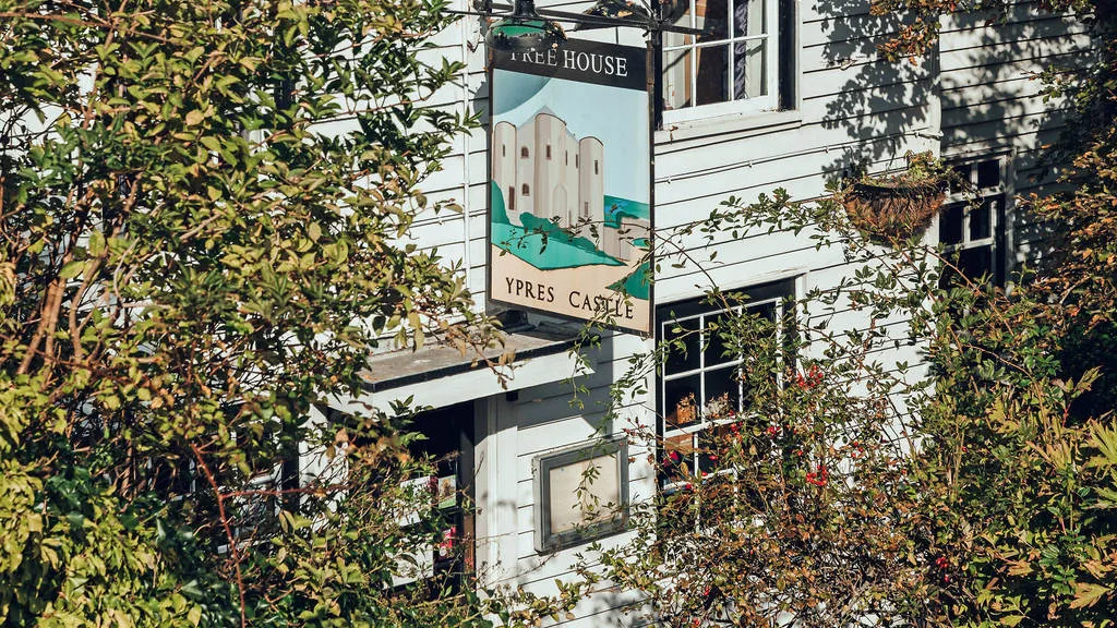 Le biergarten se trouve juste à l'ombre des anciens remparts du château de Rye