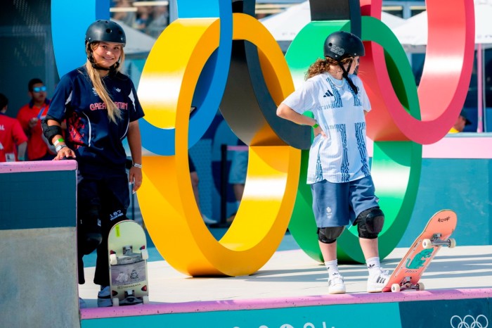 De gauche à droite, Sky Brown et Lola Tambling lors de l'entraînement de skateboard de rue féminin