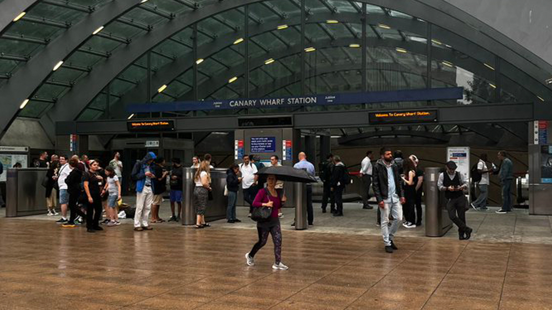 Alerte à la station de métro Canary Wharf : des dizaines de passagers sont vus en train de courir et la police crie « sortez vite »