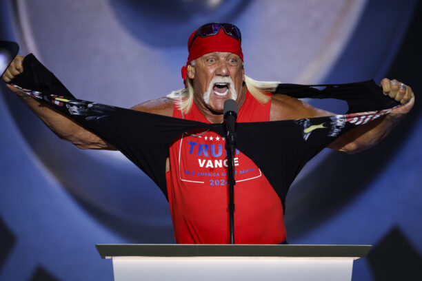 Hulk Hogan déchire sa chemise alors qu'il s'exprime sur scène au Fiserv Forum le quatrième jour de la Convention nationale républicaine. 