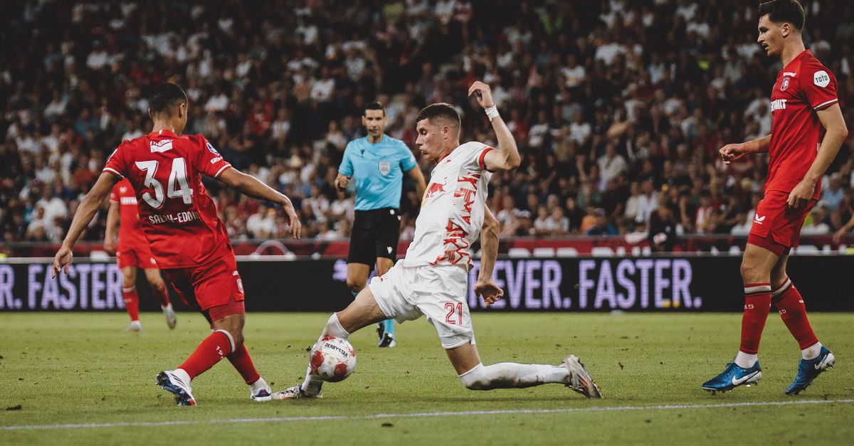 Twente perd le premier match du troisième tour de qualification de la Ligue des Champions 2-1 au RB Salzbourg