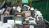 Déchets électroniques en tas avec les téléviseurs et les moniteurs