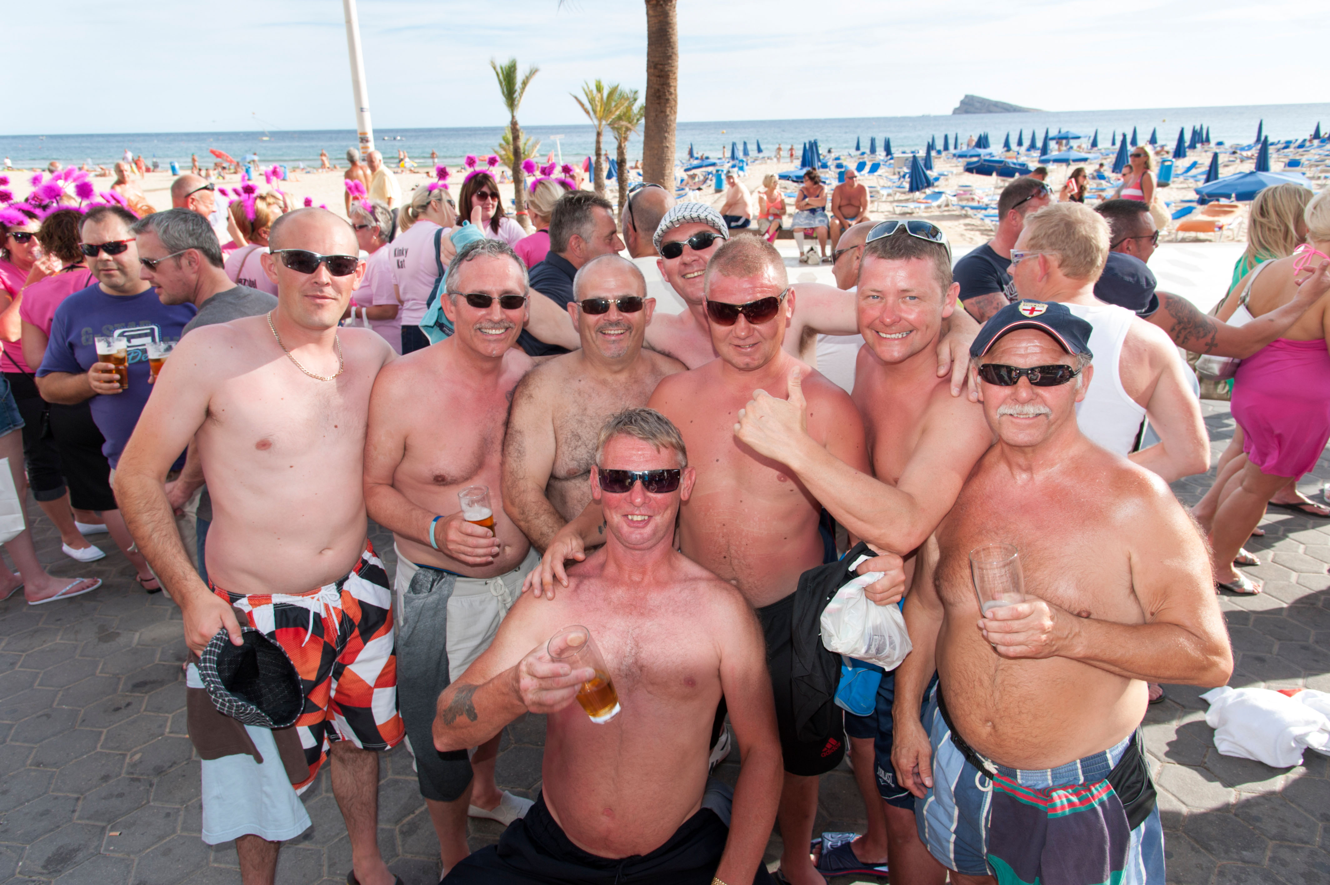 Des vacanciers britanniques torse nu boivent dans un bar de la Costa Blanca, en Espagne