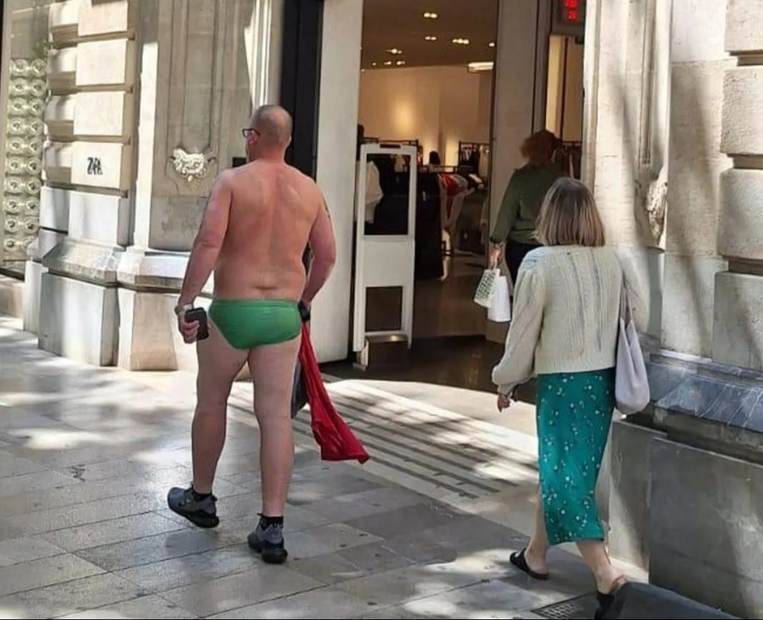 Un touriste a été aperçu marchant à Majorque portant seulement un maillot de bain