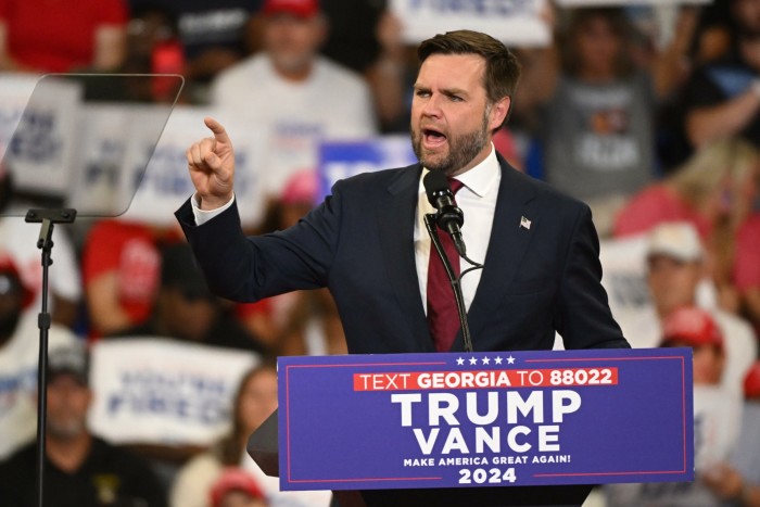 Le candidat républicain à la vice-présidence, le sénateur JD Vance de l'Ohio, s'exprimant lors d'un rassemblement de campagne