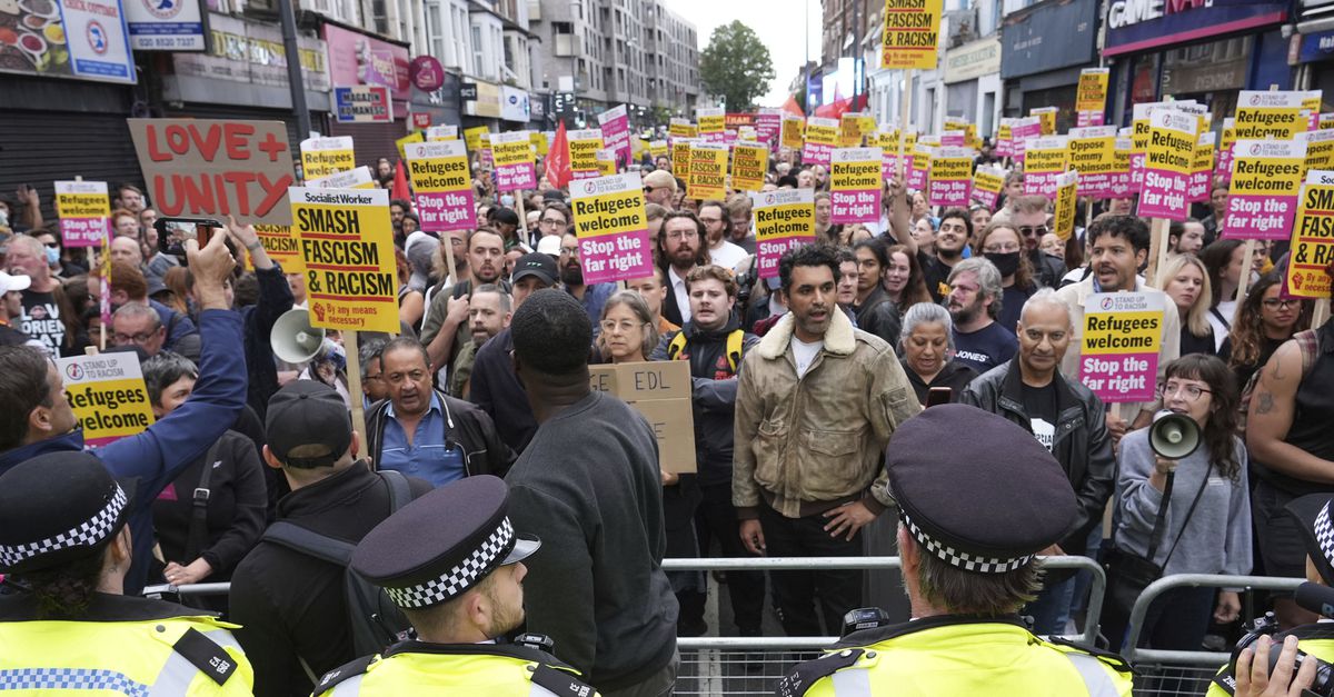 Des milliers de Britanniques forment un bouclier humain contre la violence d’extrême droite