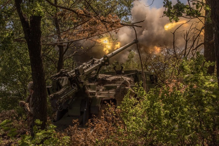 Des militaires ukrainiens de la 55e brigade d'artillerie « Zaporizhia Sich » tirent avec un obusier automoteur CAESAR de fabrication française vers des positions russes